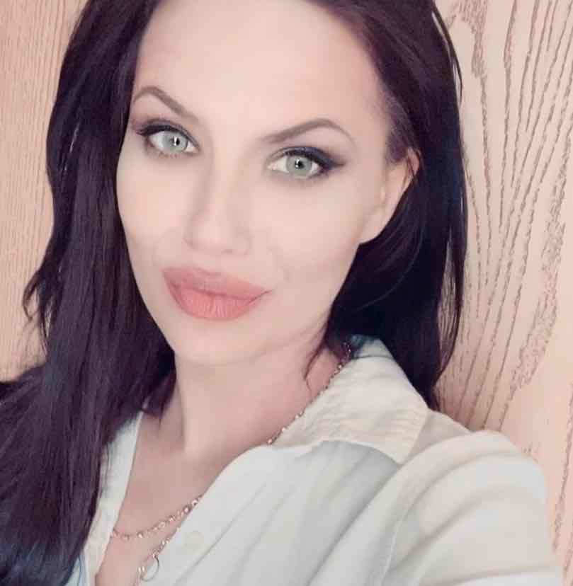 Avatar of Angelina Jolie Lookalike