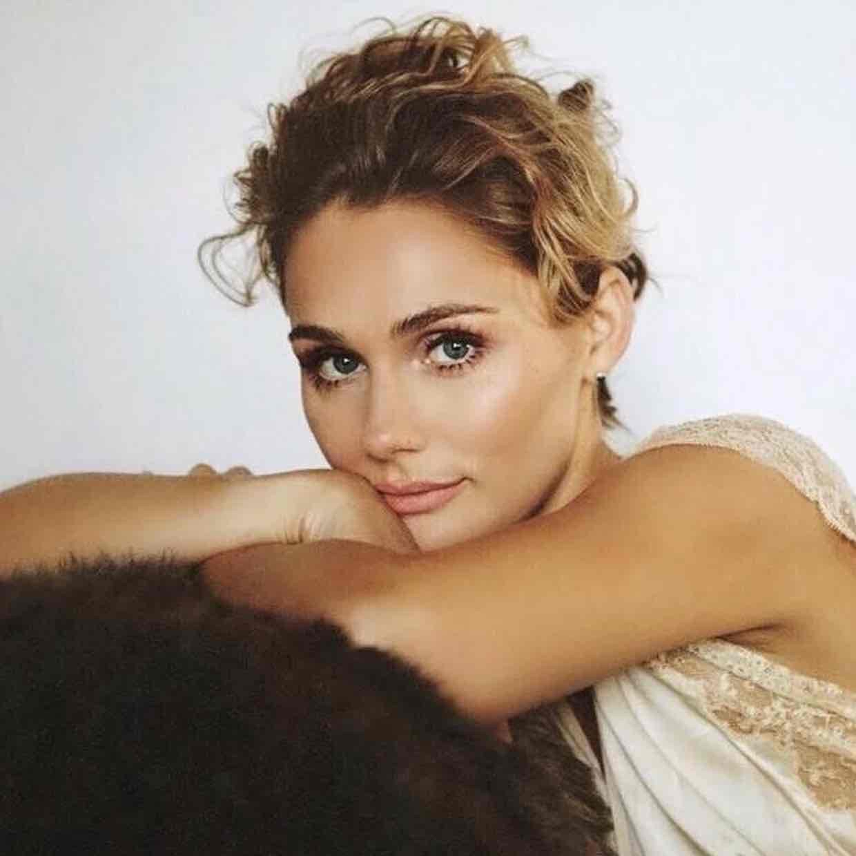 Avatar of Clare Bowen