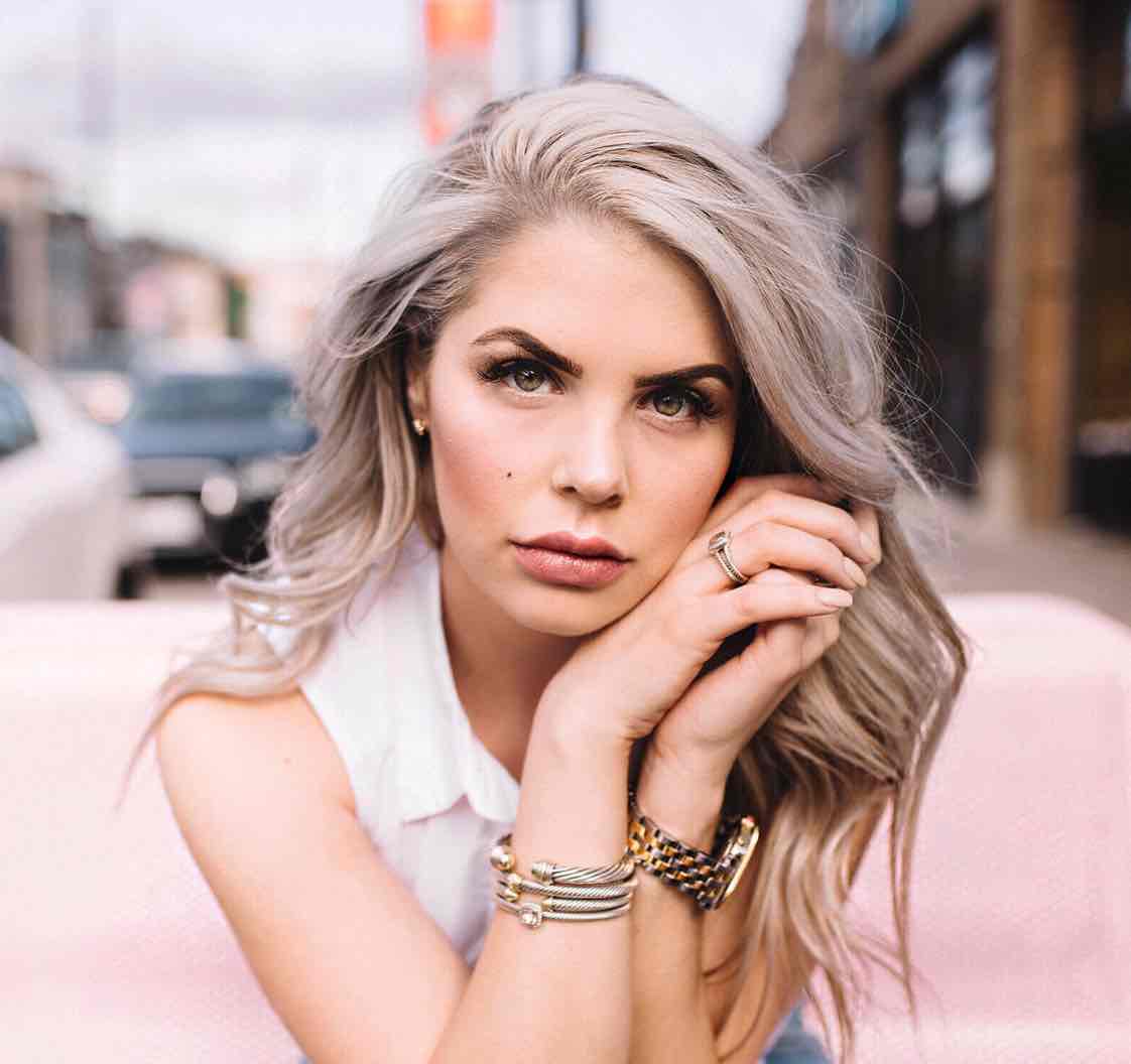 Cameo - Elena Davies